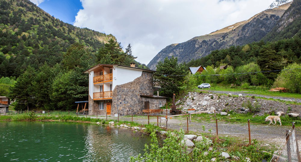 Агрегаторы отключили от бронирования до 2 5 тыс гостевых домов вне реестра После 1 января 2026 года агрегаторы отключили от бронирования от 1 7 до 2 5 тыс гостевых домов которые не прошли классификацию и не вошли в государственный реестр средств размещения Такие данные были озвучены на совещании в Минэкономразвития По состоянию на конец января в реестре Росаккредитации числится почти 28 тыс средств размещения с номерным фондом более 967 тыс номеров а также свыше 5 5 тыс гостевых домов в 17 регионах и на федеральной территории Сириус Общее число объектов превысило 33 5 тыс На сегодняшний день агрегаторы отключили в зависимости от объема своей базы около 1 7 2 5 тыс гостевых домов в субъектах эксперимента Они не прошли классификацию по разным причинам отметила руководитель комиссии РСТ по цифровизации управляющий директор группы компаний Островок Дарья Кочеткова Также заместитель министра экономического развития РФ Алексей Херсонцев сообщил что с 1 сентября 2025 года агрегаторы не могут размещать предложения от отелей не включенных в реестр а с 1 января 2026 года это требование распространилось и на гостевые дома С 1 марта 2026 года аналогичные требования будут действовать при формировании турпакетов Все подробности в материале RTN rata ru