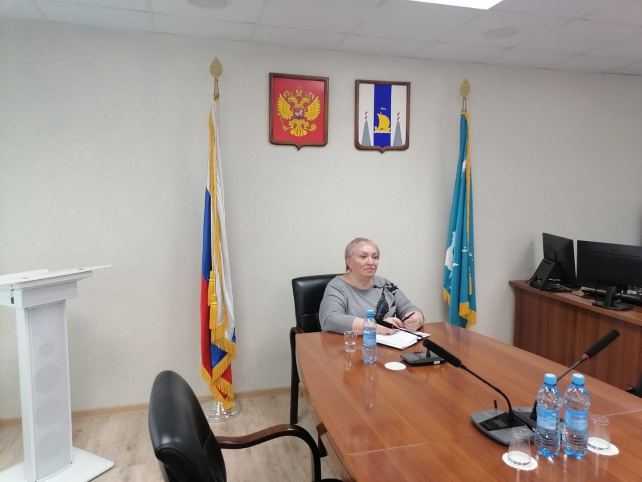 Председатель комитета по бюджету и налогам Сахалинской облдумы Наталья Захарчук приняла участие в режиме ВКС в заседании профильного Комитета Госдумы, на котором обсуждалось внесение изменений в федеральный бюджет на период до 2027 года Документ подготовлен на основе уточненного прогноза социально-экономического развития страны и исполнения бюджета в текущем году. Согласно представленной информации, доходы бюджета в 2025 году составят 38,5 триллиона рублей, расходы – 42,3 триллиона. Дефицит бюджета ожидается на уровне 3,8 триллиона рублей. Законом о бюджете на текущий год доходы были запланированы в размере свыше 40 триллиона рублей, расходы – свыше 41 триллиона рублей. По словам министра финансов РФ Антона Силуанова, приоритеты бюджета остаются неизменными. Это социальная поддержка граждан, финансовое обеспечение обороны и безопасности государства, поддержка семей участников СВО, обеспечение технологического лидерства страны. «При обсуждении на ВКС непростой ситуации с бюджетом из-за падения курса доллара и снижения цены за баррель нефти звучало много предложений, в том числе о пересмотре налогов для нефтегазового бизнеса в сторону увеличения. Большинством участников мероприятия это предложение не поддержано, политика государства не предполагает повышения налогов в этой части до 2030 года, – прокомментировала Наталья Захарчук. – Отмечу, что все бюджетные обязательства сегодня под пристальным вниманием правительства. При двух воздержавшихся Комитет принял решение по данному законопроекту, и поправки в федеральный бюджет будут рассматриваться Госдумой в первом чтении 28 мая. Министерство финансов и парламент Сахалинской области ожидают этот законопроект для детального ознакомления, и в первую очередь, с точки зрения финансовых поправок для бюджетов регионов». Подробнее на сайте областной Думы.