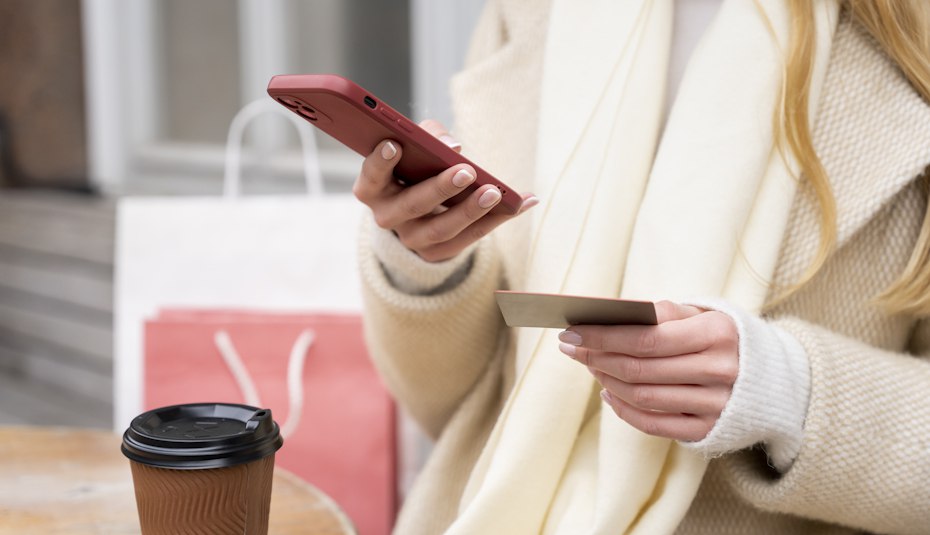 Москвичи создают 25 от всего объема трафика в маркетплейсах Билайн Пользователи стали проводить в приложениях маркетплейсов в два раза больше времени По данным Билайна в сентябре 2025 года клиенты провели на таких площадках 11 миллионов часов что вдвое превышает показатели прошлого года При этом 25 трафика создают жители Москвы и Московской области Самые активные часы онлайн покупок с 12 до 14 часов именно тогда фиксируется пик трафика 10 пользователей предпочитают совершать покупки или искать товары вечером с 18 до 20 часов после работы или по дороге домой Есть и те кто вместо сна листает карточки товаров Так с полуночи до 4 часов поискать что то на маркетплейсах заходят 6 клиентов Мужчины и женщины тратят на шопинг одинаковое количество времени Рост интереса к шопингу отражается и в объёме мобильных данных за год трафик пользователей в онлайн магазинах увеличился на 5 и достиг 2 миллионов гигабайтов Реклама ПАО ВымпелКом г Москва ОГРН 1027700166636 erid 2VSb5xdEQcq