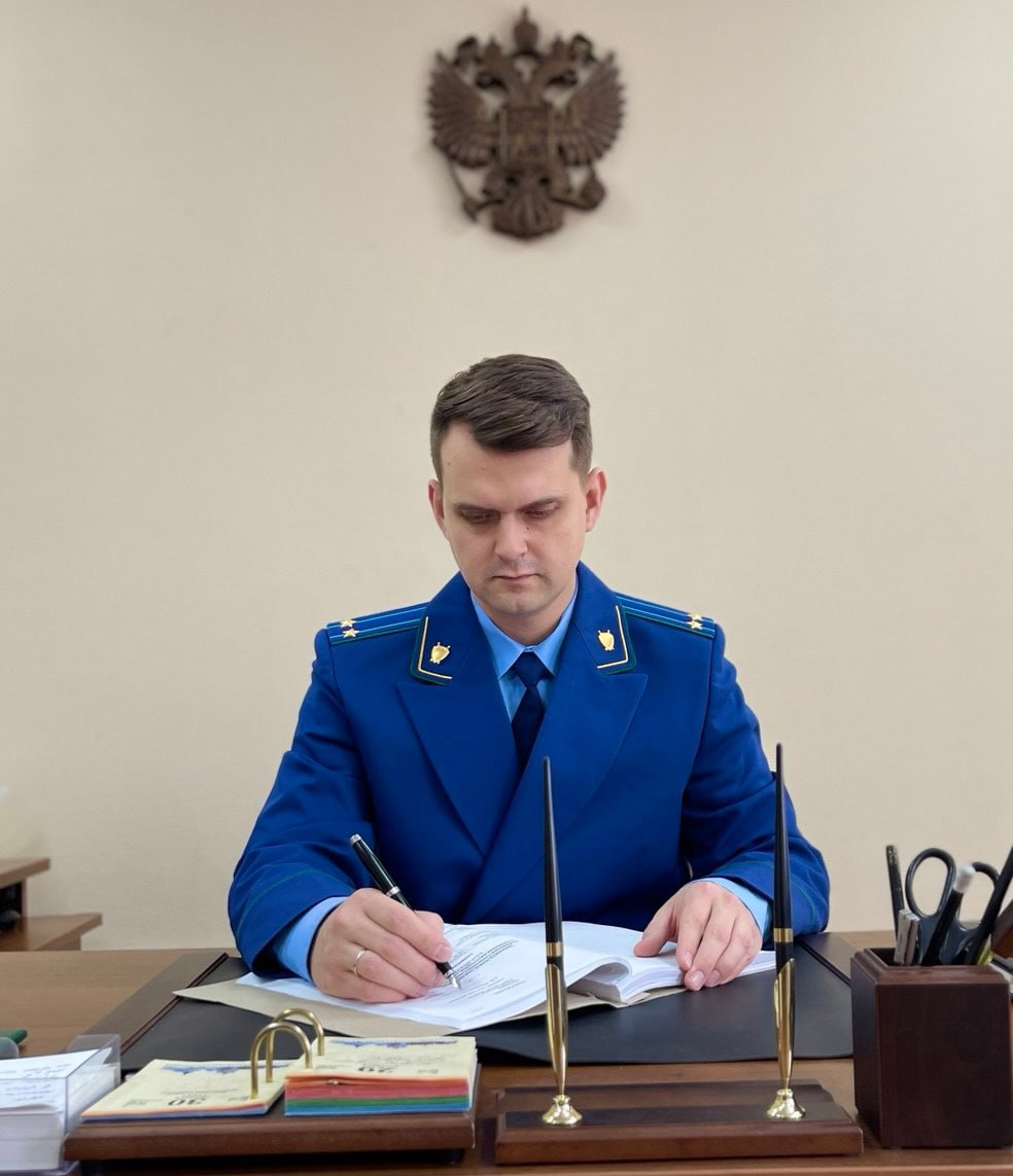 Заместитель прокурора города Энгельса Никита Вальков утвердил обвинительное заключение по уголовному делу в отношении ранее судимого 35 летнего местного жителя        Он обвиняется по ч 2 ст 318 УК РФ применение насилия в отношении представителя власти По версии следствия вечером 08 01 2026 мужчина вместе со своим родственником учинил конфликт с продавцом одного из круглосуточных продуктовых магазинов по проспекту Фридриха Энгельса в связи с чем на место были вызваны сотрудники полиции Установив мелкое хулиганство в действиях одного из дебоширов стражи порядка сопроводили его в служебный автомобиль однако второй фигурант будучи несогласным с тем что задерживают только одного из них толкнул полицейского руками в грудь от чего тот упал и ударился головой об асфальт  В результате противоправных действий потерпевший получил травмы которые причинили легкий вред здоровью  После вручения обвинительного заключения уголовное дело будет направлено в Энгельсский районный суд для рассмотрения по существу