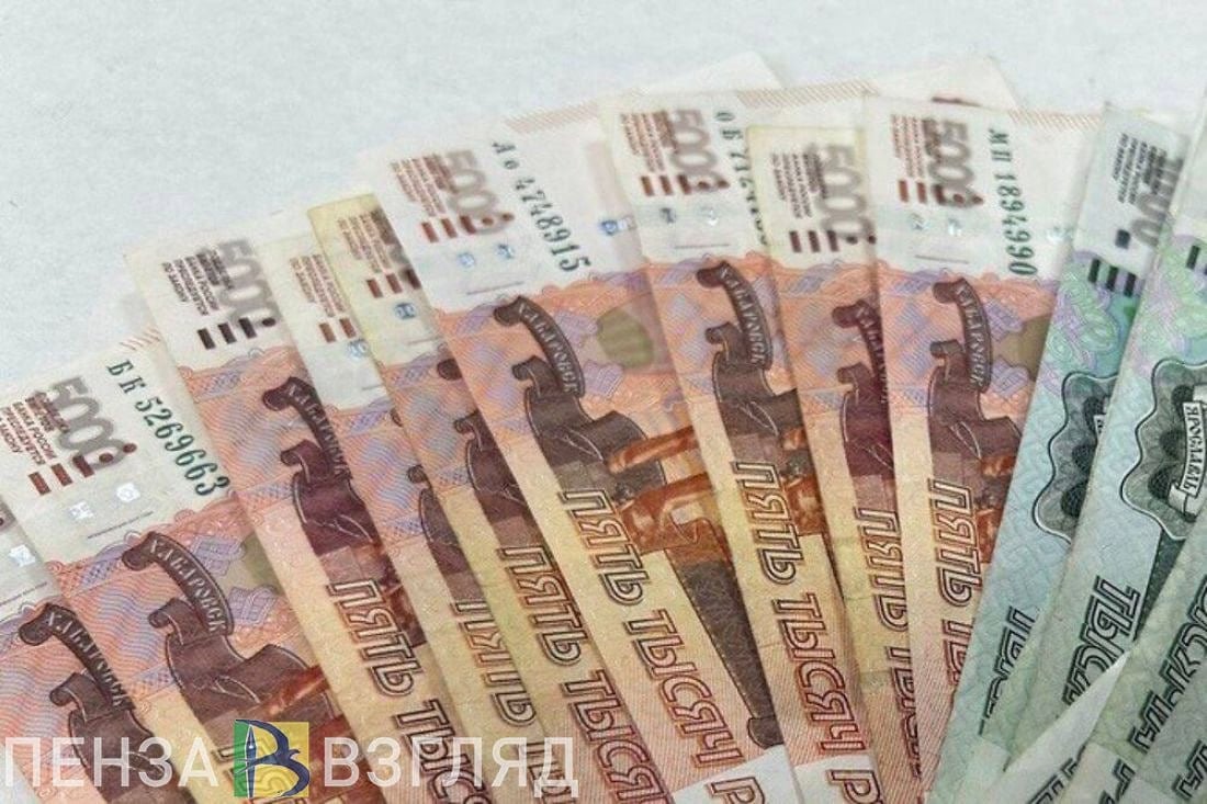 Пензячка хотела стать инвестором, но потеряла более 1,6 миллионов рублей   В один из пензенских отделов полиции с заявлением обратилась 55-летняя местная жительница, которая лишилась крупной суммы денег, доверившись незнакомцу.  По словам потерпевшей, ей поступило сообщение от неизвестного с предложением подзаработать через инвестирование. Заявительница согласилась. Действуя по инструкции, она зарегистрировалась в приложении и привязала свою банковскую карту, а затем оформила 2 кредита и передала более 1 600 000 рублей злоумышленнику.  Как сообщают сотрудники пресс-службы УМВД России, возбуждено уголовное дело. Мошенника ищет полиция. Ему грозит наказание в виде лишения свободы на срок до 10 лет.