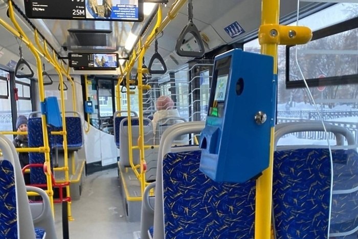 В Екатеринбурге на перевозчиков начали перекладывать ответственность за борьбу с безбилетниками Штрафы за зайцев в общественном транспорте зачастую начали перекладывать на самих перевозчиков Об этом рассказал один из директоров компании работающей в Екатеринбурге по брутто контрактам Такие случаи уже были сейчас из за этого перевозчики вступили в конфликт с администрацией Штрафы за безбилетников плавно перетекли на наши плечи Если контролёр заходит в автобус и находит безбилетника а этот пассажир говорит что заплатил наличкой но водитель не отдал ему билет то сотрудник ЦУП записывает номер автобуса и предприятие штрафуют на 100 тысяч без какой либо проверки сообщил изданию ЕАН представитель компании В администрации города ответили что за 2025 год перевозчиков оштрафовали 30 тысяч раз на сумму 107 миллионов рублей больше всего штрафов за санитарное состояние и недовыпуск на линию транспортных средств uralweb ru