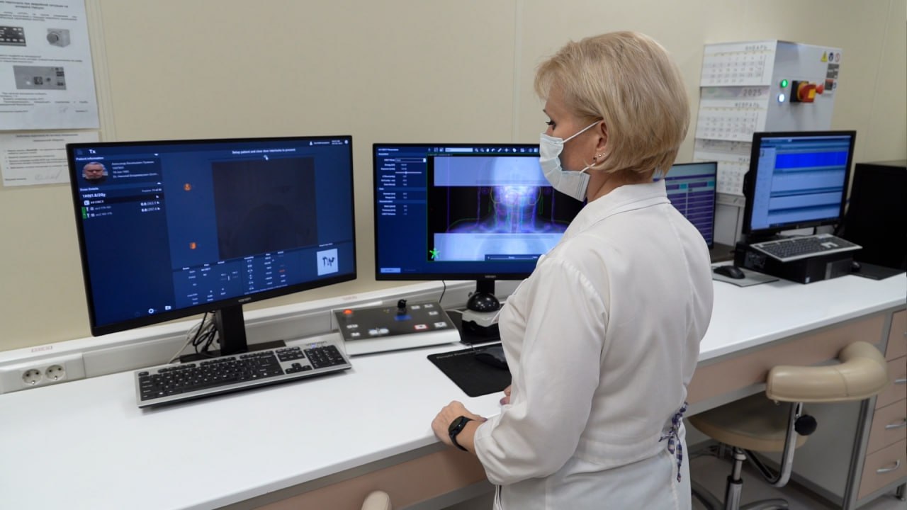 В Петербурге ко Всемирному дню борьбы против рака который отмечается 4 февраля проводится неделя профилактики онкозаболеваний В ближайшие дни горожане смогут пройти бесплатное обследование в нескольких медучреждениях Так 4 февраля с 9 00 до 14 00 проконсультироваться у онколога и маммолога можно в Центре амбулаторной онкологической помощи Мариинской больницы 4 5 февраля с 9 00 до 16 00 в Онкоцентре им Напалкова 4 13 февраля петербуржцев на консультации онкологов и онкоурологов пригласили в Клинику Святителя Луки а с 10 00 до 15 00 7 февраля осмотр кожи и молочных желез проведут в городском онкодиспансере Записаться можно будет через телефон центров соцсети или почту Также в рамках недели запланированы тематические эфиры в соцсетях Комитета по здравоохранению и просветительские мероприятия Фото скриншот с видео Город Подпишись на Город Telegram MAX ВК