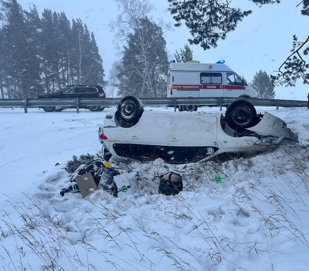 Дети ехали в машине в которую врезался лихач Предварительно установлено что сегодня на федеральной автомобильной дороге в районе села Мостовка водитель автомобиля Тойота Королла Филдер не справился с управление и выехал на полосу встречного движения где совершил столкновение с автомобилем Рено в котором находились дети 6 и 12 лет Прокуратура Прибайкальского района контролирует установление обстоятельств дорожно транспортного происшествия в котором пострадали несовершеннолетние Новости Бурятии