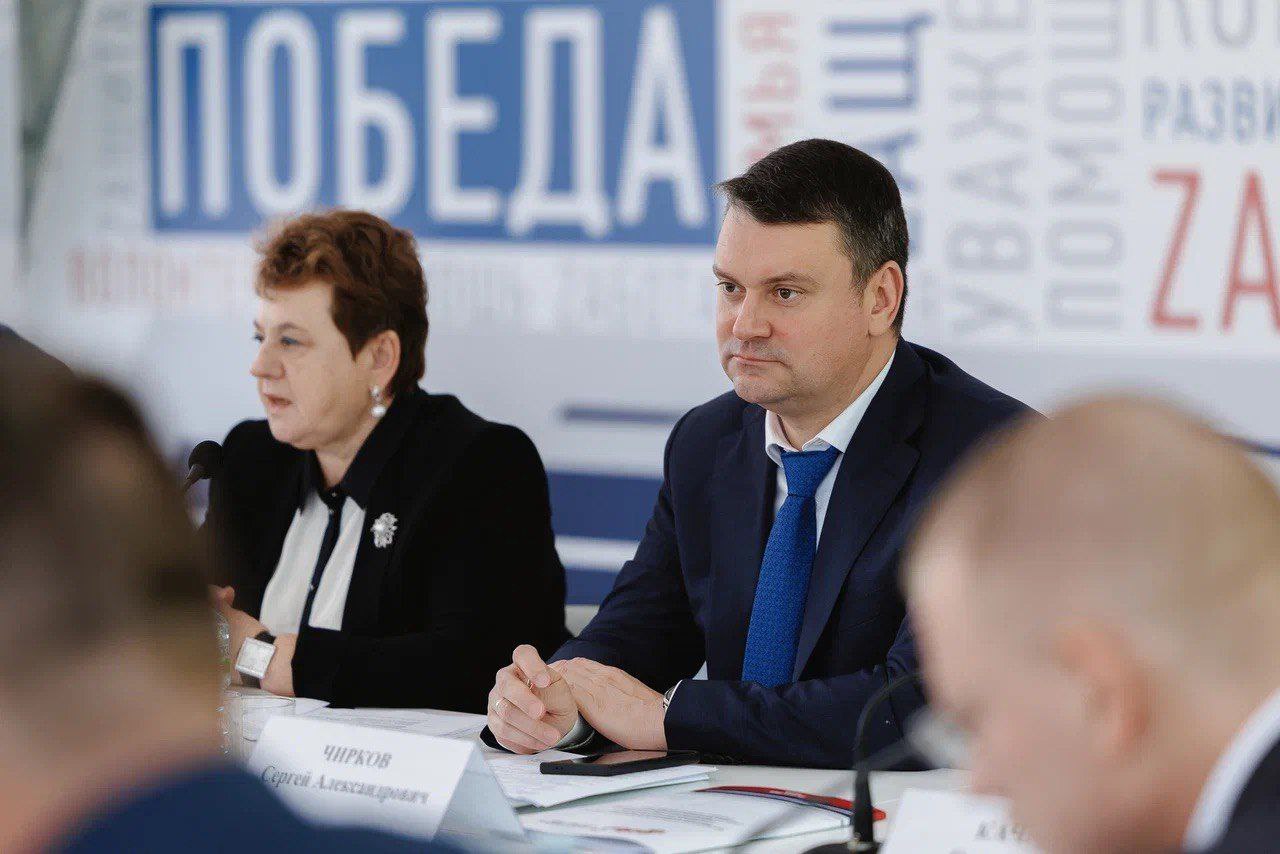 В Рязани состоялось второе в 2025 году выездное заседание попечительского совета фонда «Защитники Отечества» под председательством директора Федеральной службы по финансовому мониторингу Юрия Чиханчина. К мероприятию в режиме ВКС подключились представители регионов Центрального федерального округа и руководители межведомственных комиссий, которые помогают филиалам фонда на местах. «Такой формат заседаний позволяет получать обратную связь напрямую от филиалов фонда, представителей власти, ветеранов СВО и уделять особое внимание задачам, которые требуют доработки», – подчеркнула статс-секретарь – заместитель Министра обороны РФ, председатель фонда «Защитники Отечества» Анна Цивилева. На заседании обсудили вопросы содействия защитникам, которые после возвращения домой хотят заниматься бизнесом и открыть свое дело. Необходимо продумать механизмы, стимулирующие работодателей трудоустраивать участников спецоперации, прежде всего ветеранов СВО с инвалидностью. Фонд планирует детально изучить и обобщить региональные практики в этом направлении и тиражировать лучшие из них на федеральном уровне. По мнению Анны Цивилевой, это будет важным шагом в усовершенствовании работы фонда. Участники заседания также рассмотрели опыт региональных филиалов по внедрению Государственной информационной системы «Защитник Отечества» и вопросы взаимодействия с многопрофильными реабилитационными организациями на примере Центра «Сосновый бор». Анна Цивилева поблагодарила коллег за слаженную и продуктивную работу.