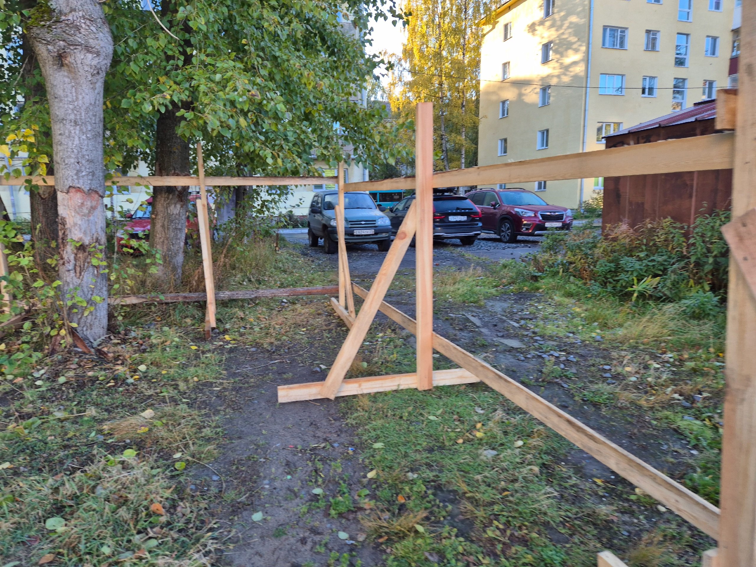 В Архангельске продолжается точечная застройка, и жители обеспокоены тем, кто несёт ответственность за происходящее.  Недавно жители домов в центральном округе города, расположенного в границах набережной Северной Двины, улицы Гагарина, проспекта Троицкого и проезда Выборнова, стали свидетелями того, как рабочие спешно возводят строительный забор на внутридворовой территории.  Этот участок площадью 1800 квадратных метров уже был предметом споров в 2015 году, когда его выкупил местный предприниматель Гусев. Однако тогда люди смогли объединиться и отстоять свою территорию.  И вот, спустя почти десять лет, произошёл новый «захват». Если бывший владелец или его сторонники думают, что им всё сойдёт с рук, они ошибаются.  В этом квартале уже более семи лет действует общественное объединение ТОС «Предмостный», которое активно участвует в изменении облика микрорайона 70-х годов постройки. Оно не уступит и «пяди земли» без законных на то оснований.  Интересно, что... ==>>