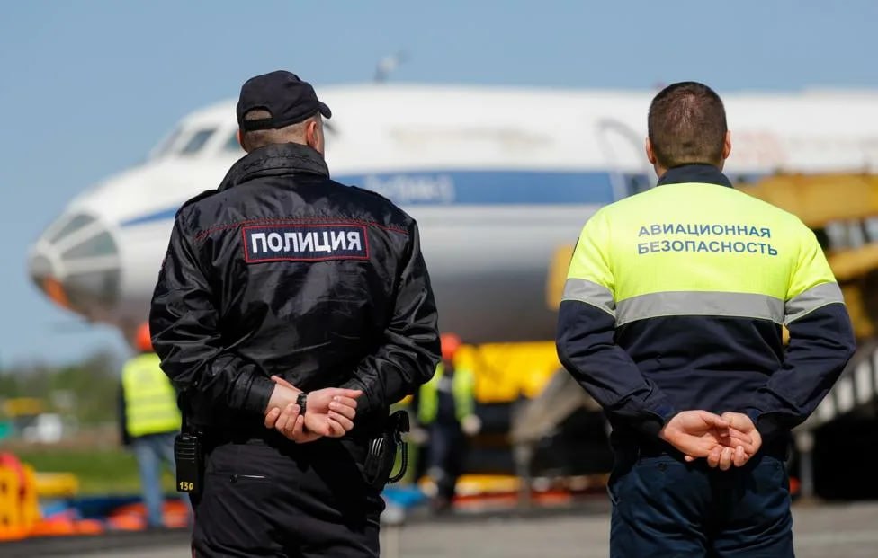 Пассажир рейса Салехард Уфа устроил дебош на борту Сухой суперджет авиакомпании Ямал летел из Салехарда в Уфу Пролетая над Екатеринбургом капитан воздушного судна получил информацию от бортпроводников о том что один из пассажиров устроил дебош Командир принял решение лететь в пункт назначения но по прибытию запросил сотрудников МВД из за нарушения правил поведения пассажиром Источник Башинформ Подпишитесь на ufa rb