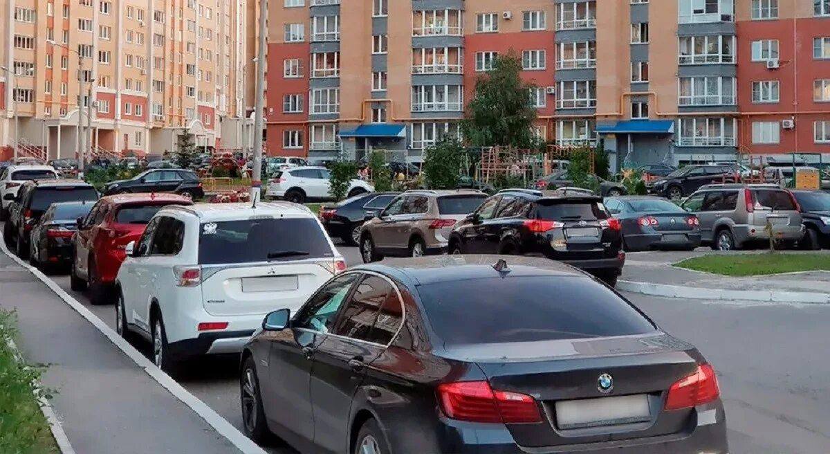 Забивать парковочные места во дворах запрещено за это грозит штраф от 5000 В комитете Госдумы по строительству и ЖКХ напомнили что россиянам нельзя самовольно закреплять за собой места для парковки во дворах многоквартирных домов а также устанавливать специальные ограждения без разрешения НЕ МОРГЕНШТЕРН