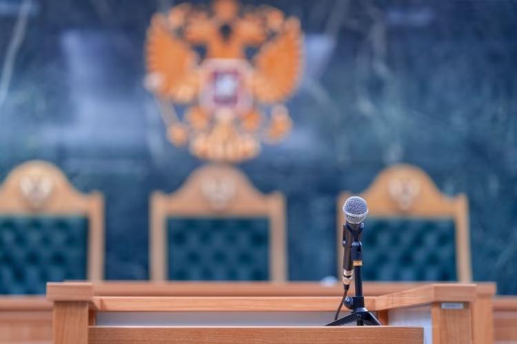 Искалечивший невесту мужчина попросил суд Сочи отпустить его на СВО  Новый поворот может приобрести уголовное дело по факту нанесения тяжких телесных повреждений жительнице Сочи. Сейчас женщина, ставшая инвалидом, переживает, что ее обидчик избежит уголовного наказания.  Суд приостановили. Алиева отправляют на СВО. После его возвращения он будет освобожден от ответственности,  – Оксана Душанова.  Рашида Мурад-Оглы Алиева и Оксану Душанову связывали романтические отношения, которые женщина решила разорвать из-за агрессивного поведения жениха. Тогда мужчина проник в квартиру, где жила возлюбленная, и жестоко избил ее. Оксана получила тяжелые травмы и лишилась глаза.     #наКубани
