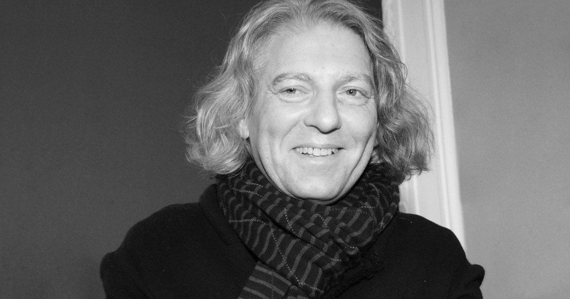 Умер телеведущий продюсер и режиссер Александр Олейников Ему было 60 лет О его смерти сообщил Первый канал Печальная новость Не стало Александра Олейникова Режиссер сценарист продюсер и ведущий он пришел на телевидение когда ему было 20 и понял это призвание Создавал новые рейтинговые проекты Его бесконечный талант ценили и за рубежом приглашали на работу Он провел за границей несколько лет но вернулся был предан своей стране Много времени уделял студентам делился опытом с будущими мастерами телевидения говорится в сообщении телеканала Вести Хакасия в Telegram MAX