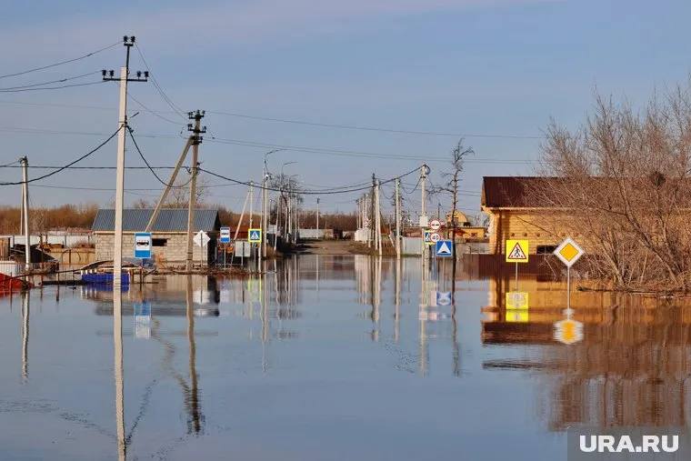Вода в вышедшей из берегов реки в Тарко-Сале достигла рекордной отметки На реке Пяку-Пур наблюдается рекордный уровень подъема воды за последние 25 лет. «Последнюю четверть века уровень воды не поднимался выше 1000 см. Причина столь стремительного подъема — высокий снежный покров в тундре и его стремительное таяние», — сообщил начальник отдела гидрологии ямальского гидрометцентра Михаил Кузнецов В настоящее время уровень воды стабилизировался на отметке 1015 см. Подписаться Прислать новость Дать «буст»