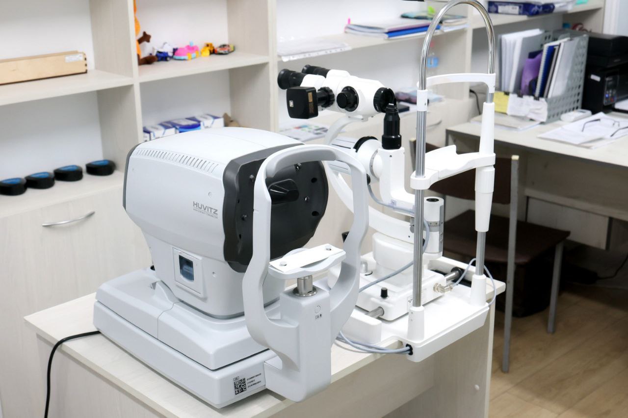 Ведущие офтальмологи Якутии провели успешные операции и внедрили новые технологии в области зрения в ЕАО На минувшей неделе в автономию были командированы главный врач Якутской республиканской офтальмологической больницы Иван Луцкан и заведующий клинико диагностическим отделением этой же больницы врач лазерный хирург Пантелеймон Аргунов Ведущие офтальмологи Республики Саха Якутия осмотрели тридцать пациентов страдающих заболеваниями глаз в том числе полученными на фоне сахарного диабета и провели первые операции а также оказали методическую помощь сотрудникам ЦРБ Новое диагностическое и лечебное оборудование включая лазерный коагулятор оптический когерентный томограф компьютерный периметр и фондус щелевую лампу уже прошло успешную апробацию Специалисты подтвердили его высокую работоспособность и соответствие современным стандартам офтальмологической помощи Среди выполненных процедур лазерная дисцизия вторичной катаракты лазерная коагуляция сетчатки при диабетической ретинопатии и лазерная иридэктомия при глаукоме Офтальмолог Валдгеймской больницы сейчас проходит обучение по работе с лазерными технологиями в Национальном медицинском исследовательском центре глазных болезней имени Гельмгольца Успешное окончание курсов позволит обеспечить оказание такого вида медицинской помощи на территории ЕАО постоянно Подпишись в MAX Прислать новость