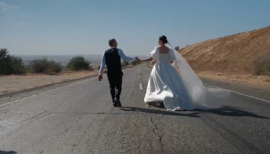 Перечислены красивые даты для свадеб в 2026 году Ставропольские пары начали активно бронировать даты для свадеб в 2026 году и особый интерес вызывает красивое сочетание чисел Как сообщили в управлении загса по Ставрополью уже подано более тысячи заявлений из них красивые даты забронировали более 60 процентов пар Самыми популярными стали даты 06 06 2026 и 26 06 2026 В этот день связать себя узами брака планируют около 400 пар Также особый интерес у пар к датам 26 04 2026 и 26 07 2026 которые приходятся на воскресенье Прием заявлений в эти дни открыт отделом загса по Ленинскому району Ставрополя ГТРК Ставрополье Читайте нас в MAX