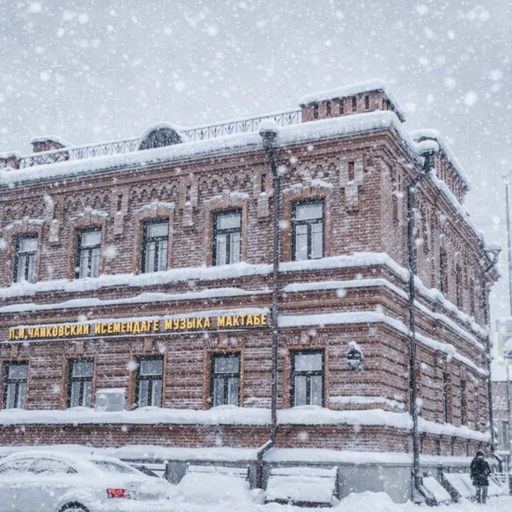 В связи с введением в Казани плана Буран сегодня 31 января обучение в школах пройдет в дистанционном и электронном формате Движение школьных маршрутов временно приостановлено Также отменены занятия в музыкальных художественных школах и школах искусств а также дополнительные занятия во дворцах и домах культуры города 31января2026 Подписаться на анонсы