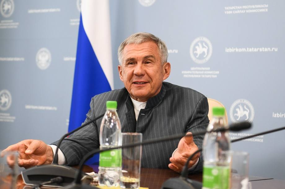 Минниханов подал документы для участия в выборах главы Татарстана «Рустам Минниханов посетил Центризбирком РТ и подал документы о выдвижении кандидатом на выборах раиса Республики Татарстан. Сотрудники ЦИК проверили документы на предмет их соответствия перечню, установленному законом, и выдали письменное подтверждение о получении представленных документов», — сообщает пресс-служба главы региона. «Единая Россия» 26 июня выдвинула Минниханова кандидатом на выборах главы Татарстана. Решение приняли на региональной партийной конференции — его кандидатуру поддержали единогласно. Минниханов возглавляет регион с марта 2010 года, когда был наделён полномочиями президента республики по рекомендации президента России. До этого занимал должность премьер-министра Татарстана. На второй срок Минниханов был избран жителями республики в сентябре 2015 года, тогда за него проголосовали 94,4% избирателей. В сентябре 2020 года Минниханов вступил в должность главы Татарстана после победы на выборах с результатом 83,27% голосов избирателей. Выборный