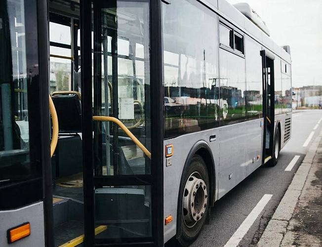 Не сегодня 11 декабря проезд в Ростове не подорожает Ростовский городской транспорт сообщил что 11 декабря как предполагалось ранее цены на проезд в общественном транспорте донской столицы не повысятся Это произойдет позднее после должных согласований В администрации пояснили что к текущей дате проект постановления не был согласован во всех необходимых инстанциях Поэтому дата повышения стоимости проезда переносится Точных сроков пока нет Новые тарифы будут следующими при оплате транспортной картой 41 рубль при оплате банковской картой 44 рубля при оплате наличными 48 рублей Все действующие льготы сохранятся Для школьников и пенсионеров по старости не имеющих других льгот стоимость проезда составит 20 5 рублей за одну поездку Подпишись на 1Rnd в МАХ Написать в редакцию