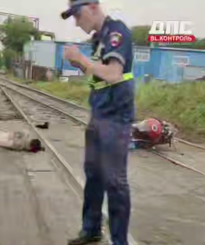 В Благовещенске произошло смертельное ДТП с мотоциклистом Со слов очевидцев, мотоциклист уходил от погони экипажей ДПС и не справился с управлением. Авария произошла по ул. Мухина на переезде. Скриншоты: Реклама