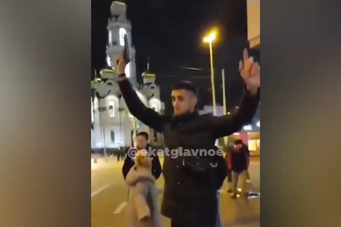 Стало известно, как видео со стрельбой у храма в Екатеринбурге попало в сеть В Екатеринбурге перед судом предстанет местный житель, обвиняемый в стрельбе из оружия возле храма Большой Златоуст на Малышева. 30-летнему Роману Штадлеру грозит до семи лет колонии по статье «Хулиганство, совершенное с угрозой применением насилия к гражданам, с применением оружия». Как сообщили в пресс-службе свердловской прокуратуры, оказывается, мужчина сам поделился скандальным роликом со знакомыми, после чего оно попало в интернет. К слову, спустя целых полтора года после выходки «героя». — В марте 2025 года обвиняемый отправил данное видео в группу охранников ночных увеселительных заведений в мессенджере, впоследствии данное видео получило широкое распространение в СМИ, — рассказали в прокуратуре. Сейчас мужчина под домашним арестом. Ранее суд отправил его в СИЗО.