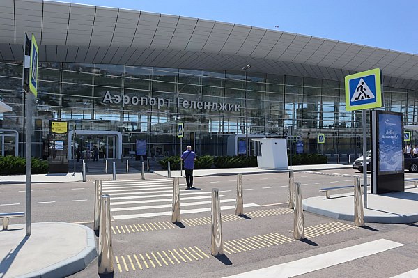 Авиакомпания S7 прекратила прямые рейсы из Москвы и Новосибирска в Геленджик Авиакомпания S7 прекратила прямые рейсы в Геленджик из Москвы и Новосибирска сосредоточив ресурсы на перелетах в Краснодар В компании не исключили что Геленджик может вернуться в расписание в 2026 году Об этом сообщает ТАСС Аэропорт Геленджика вернулся к работе летом 2025 года впервые с февраля 2022 года В июле этого года S7 сообщила о возобновлении перелетов в Геленджик из Москвы и Новосибирска В августе сообщалось что Геленджик стал новым зимним направлением из Новосибирска Несколько лет логистика из Москвы Новосибирска и других городов в большую часть Краснодарского края была крайне сложной Стремясь максимально удовлетворить спрос мы сосредоточились на максимально удобном пункте для дальнейших передвижений по Краснодарскому краю и в Крым аэропорту Краснодара сообщили в пресс службе S7 aviaru net n290228