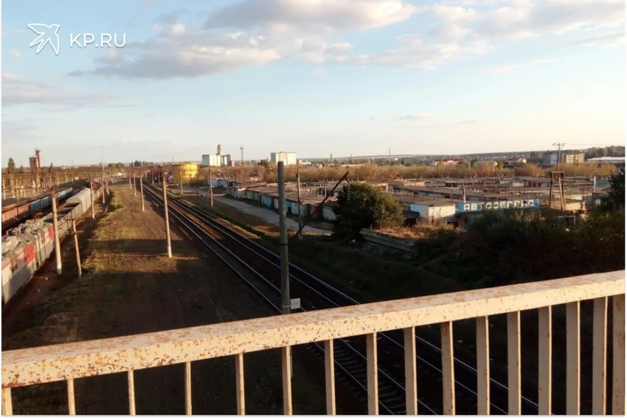 В воронежской Россоши четыре года закрыт пешеходный переход через железную дорогу на станции Все это время железнодорожники по требованию прокуратуры оборудуют мост досмотровыми павильонами В воронежском райцентре Россошь жители больше трех лет ждут обещанного открытия пешеходного моста через железнодорожные пути в районе станции Переход по требованию прокуратуры закрыли из соображений антитеррористической безопасности еще в 2022 году Тогда надзорное ведомство предписало оборудовать мост досмотровыми пунктами Закрыть то закрыли а никакой альтернативы не предложили Все эти годы жители с риском для жизни переходят железную дорогу в не оборудованных местах и даже пролазят под стоящими поездами Работы по оборудованию досмотровых павильонов на которые выделили 800 миллионов до сих пор не завершены Горожане куда только не жаловались в руководство РЖД прокуратуру местную администрацию и аппарат уполномоченного по правам человека результата ноль Одни обещания Последнее из них открыть переход в третьем квартале 2025 года ОТКРЫТИЕ СНОВА ОТКЛАДЫВАЕТСЯ Четыре года 12 тысяч россошанцев из восточной части города отрезаны от западной части А недавно город разделили в очередной раз закрылся на масштабную реконструкцию автомобильный Горбатый мост которым пользовались и пешеходы В конце марта вроде появилась надежда на пешеходном переходе открыли один из павильонов расположенный со стороны вокзала Однако сквозной проход по мосту по прежнему россошанцам недоступен На наш запрос в ЮВДЖ ответили В настоящее время продолжаются проектно изыскательские работы В проекте будут предусмотрены ремонт замена и усиление несущих конструкций пролетных строений косоуров площадок опор ступеней а также гидроизоляция и замена покрытия Подробнее