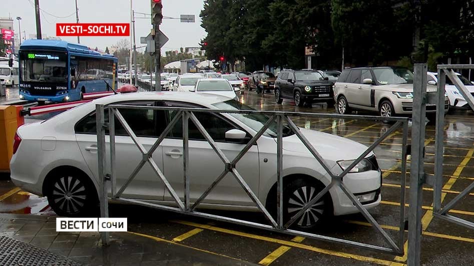 Полицейские штрафуют нелегальных таксистов в Сочи  Рейды проходят возле железнодорожных вокзалов и аэропорта курорта. Здесь чаще всего ищут клиентов нелегальные таксисты.  Каждая поездка с нелегальными таксистами – риск. Даже исправность автомобилей никто не может гарантировать. Кроме того, вызывает раздражение у сочинцев и туристов навязчивость таких перевозчиков.  Водителей, которые работают без необходимых документов, штрафуют. У таксистов должны быть путевые листы, свидетельства о прохождении медицинского осмотра и технического осмотра, разрешение на оказание услуг. Нарушители заплатят пять тысяч рублей. А их машины могут отправить на штрафстоянку.  За несколько дней на нелегальных таксистов было составлено больше 10 протоколов.