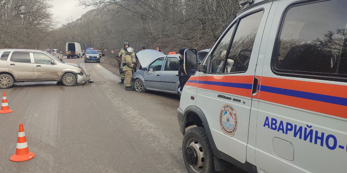 Под Судаком произошло два ДТП: есть пострадавшие  Легковой автомобиль упал в семиметровый овраг на дороге между сёлами Весёлое и Морское, сообщает МЧС РК.  Машина въехала в дорожное ограждение, перевернулась на крышу и упала в балку. Спасатели передали водителя и пассажира медикам.  Вторая авария произошла на дороге Судак-Грушевка: столкнулись два легковых авто. Помощь потребовалась пассажиру одного из автомобилей — его также передали сотрудникам скорой помощи.  Фото: МЧС РК