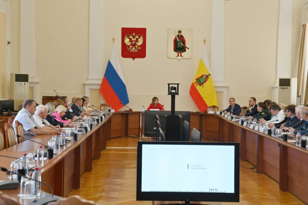 В Рязани обсудили вопросы контроля качества меда и применения лекарственных препаратов в пчеловодстве Заместитель председателя правительства региона Юлия Швакова провела заседание комиссии по противодействию незаконному обороту промышленной продукции в Рязанской области На заседании обсудили меры направленные на предотвращение реализации автомобильного топлива не соответствующего требованиям технического регламента Таможенного союза Также шла речь о проблемах которые возникают в ходе контрольных мероприятий за качеством натурального меда а также при применении лекарственных препаратов в пчеловодстве на территории региона Юлия Швакова отметила востребованность и значимость проверок проводимых контролирующими органами Качество топлива чрезвычайно важно и безусловно от него зависит и срок службы автомобиля и безопасность участников дорожного движения Поэтому контроль и профилактика таких нарушений крайне необходимы подчеркнула она По решению комиссии в регионе продолжатся мероприятия