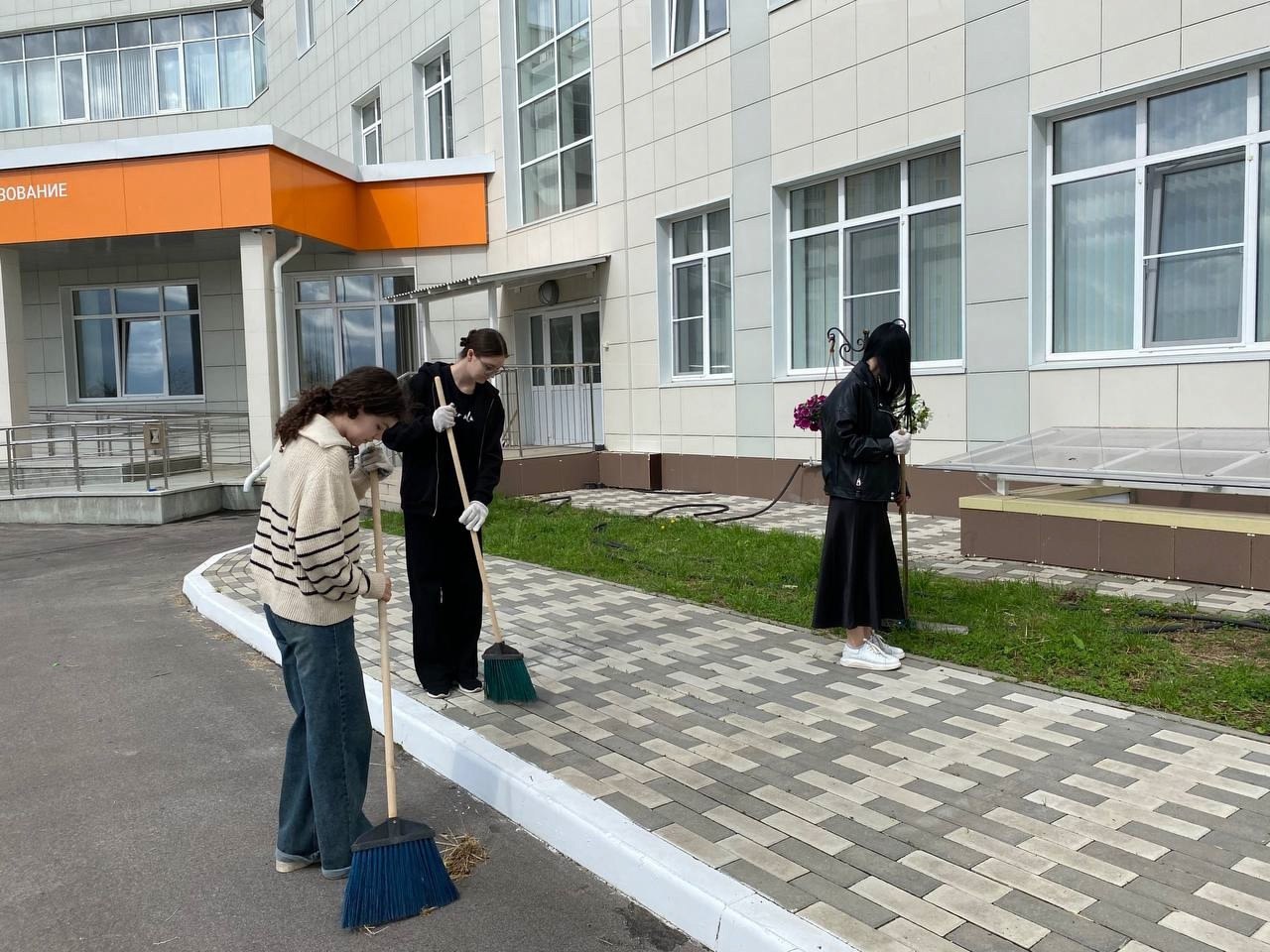 Во время летних каникул 140 старшеклассников из 13 школ и гимназии №63 города Курска работают в трудовых бригадах. Ребята в возрасте от 14 до 18 лет занимаются благоустройством пришкольных территорий, проводят озеленение и убирают мусор. Работа в таких бригадах позволяет школьникам получить первую зарплату и важные навыки командного взаимодействия, ответственности и самостоятельности. Курская Telega / Прислать новость