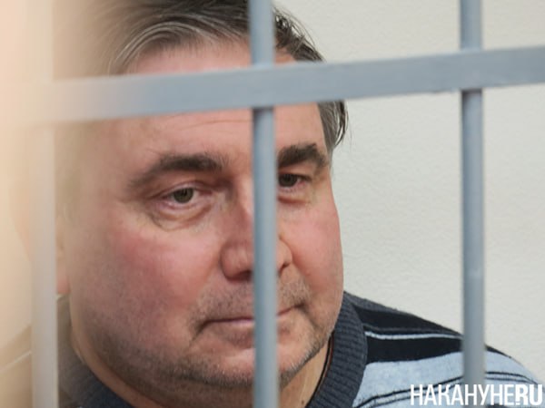 Экс министра который призывал жителей не жаловаться на грязную воду обвиняют во взяточничестве при заключении контрактов в системе водоснабжения Николай Смирнов будучи министром ЖКХ Свердловской области предлагал жителям Первоуральска не жаловаться на идущую из под кранов черную воду потому что они за нее якобы так мало платят Теперь его вместе с бывшими замами обвиняют в получении взяток за общее покровительство при выполнении муниципальных контрактов в сфере проектирования объектов водоснабжения и водоотведения   nakanuneru