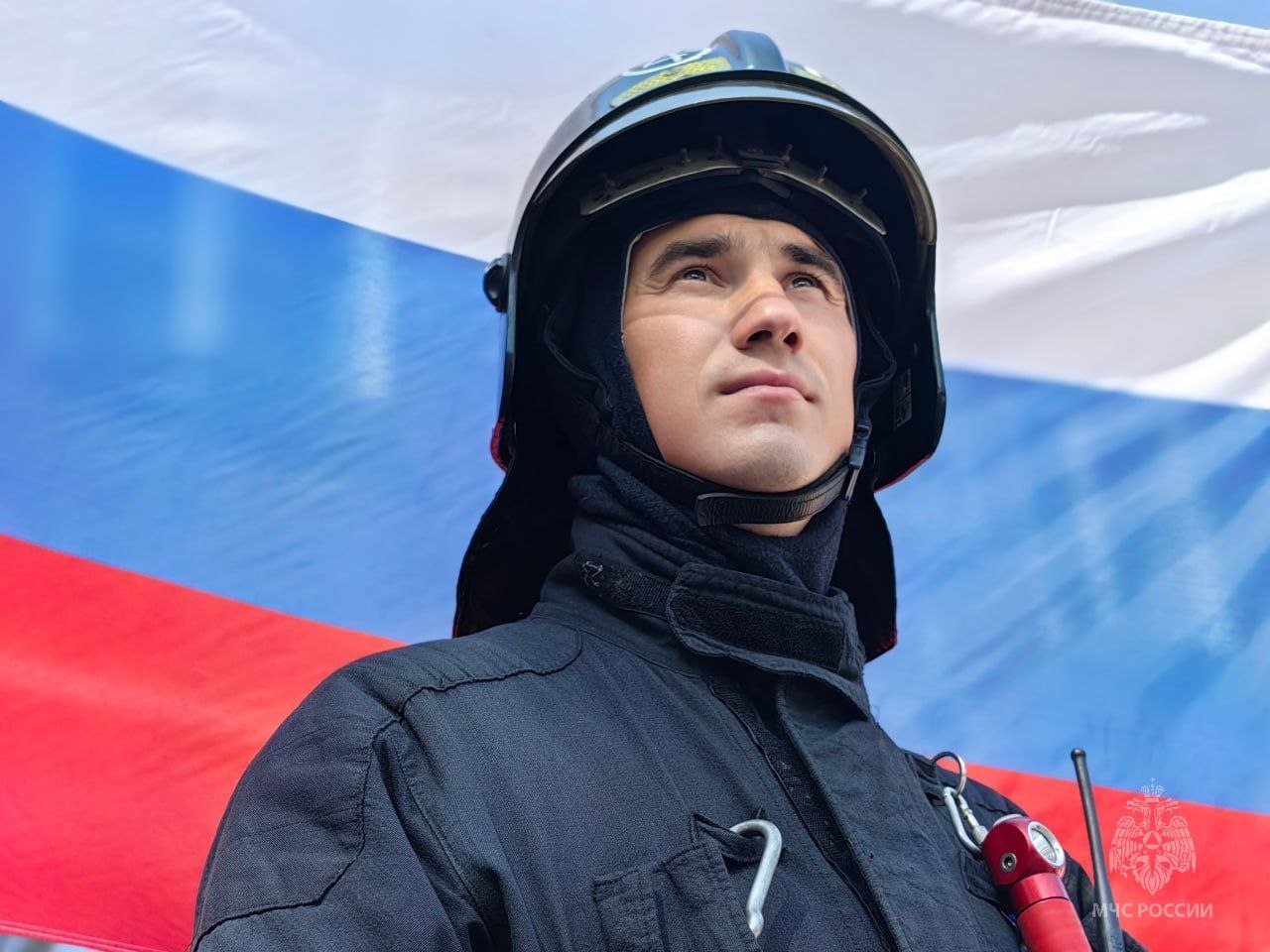 В Главном управлении МЧС России по Республике Марий Эл введен усиленный режим работы 12 июня наша страна отмечает День России — государственный праздник, установленный в честь принятия в 1990 году Декларации о государственном суверенитете РСФСР. В этот день по всей России традиционно проходят торжественные мероприятия и праздничные события. В целях обеспечения безопасности во время празднования Дня России сотрудники Главного управления МЧС России по Республике Марий Эл переведены на усиленный режим несения службы. В выходные дни, предшествующие празднику, а также в сам праздник будет организовано круглосуточное дежурство руководящего состава. В пожарно-спасательных подразделениях дополнительно введена в боевой расчёт резервная техника. В период с 12 по 15 июня на территории Республики Марий Эл запланировано проведение праздничных мероприятий на 12 объектах. В целях обеспечения безопасности граждан и предотвращения возможных чрезвычайных ситуаций сотрудниками государственного пожарного надзора Главного управления МЧС России по Республике Марий Эл, а также личным составом подразделений республиканской государственной противопожарной службы организованно дежурство. МЧС Марий Эл.ПОДПИСАТЬСЯ.