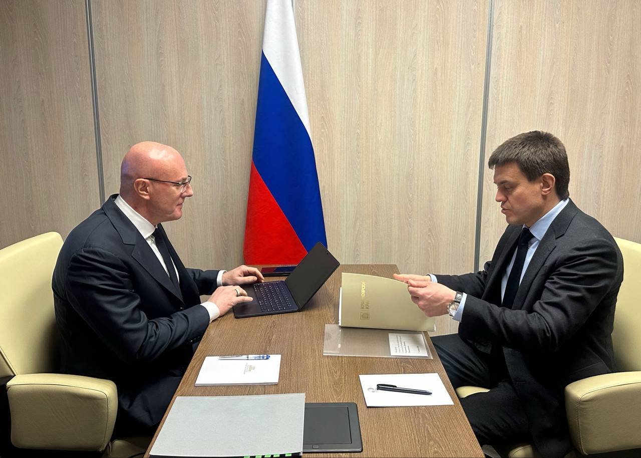 Международный форум Россия спортивная держава может пройти в Красноярске Эту возможность обсудили заместитель председателя правительства РФ Дмитрий Чернышенко и губернатор Красноярского края Михаил Котюков Также предметом встречи стало развитие в регионе науки образования молодежной политики спорта и туризма Наш президент Владимир Путин на форуме Россия спортивная держава в 2025 году подчеркнул важность спорта как универсального инструмента развития физического творческого духовного потенциала человека Для реализации талантов жителей в субъекте работают региональные федерации по инновационным видам спорта включая фиджитал создается спортивная инфраструктура Мы смогли ее оценить в рамках рабочей поездки на V Международную олимпиаду по финансовой безопасности сообщил Дмитрий Чернышенко Кроме того он отметил важность раскрытия туристического потенциала региона в преддверии 400 летия Красноярска и подчеркнул что Красноярский край занял первое место по количеству действующих Добро Центров в 2025 году и является одним из лидеров реализации молодежной политики в стране Фото Правительство РФ