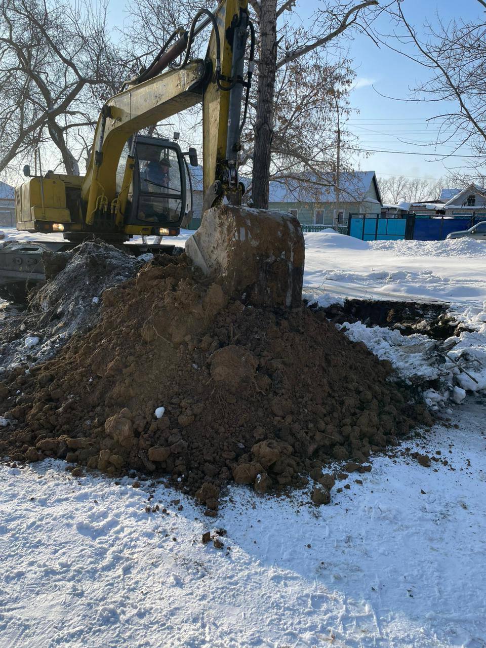 В Славгороде полностью восстановили работу двух котельных: они функционируют штатно  О полном восстановлении теплоснабжения города сообщили в Минстрое Алтайского края.    Сейчас продолжаются аварийно-восстановительные работы на двух участках водопровода: на улицах К.Маркса и Титова.  На ул. Титова произведено вскрытие аварийного участка, откачали воду, ведется демонтаж ветхой трубы - ее заменят на новую, труба необходимого диаметра  200 мм  есть. Всего заменят 6 метров трубы.   Для проведения работ на втором участке на улице К. Маркса привлекли бригаду коммунальщиков из г. Ярового. Сейчас специалисты проводят земляные работы.  У части домов, попавших под отключение, водоснабжение начинает восстанавливаться,  для этого «отсекли» контур с аварийными участками.   До полного восстановления водоснабжения жителям города и в социальные учреждения организован подвоз воды.