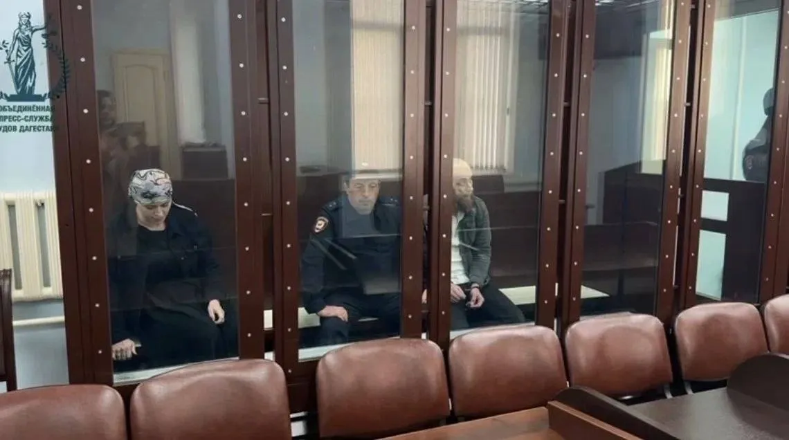 Верховный суд Дагестана приговорил детоубийцу к пожизненному заключению Завершился судебный процесс по резонансному делу о похищении и убийстве восьмилетней девочки совершенном в 2018 году На скамье подсудимых оказались 42 летний житель Левашинского района и его 40 летняя сообщница из Акушинского района Установлено что фигуранты планировали похитить ребенка ради выкупа в 2 млн рублей Сообщница являясь дальней родственницей семьи погибшей предоставила подельнику информацию о ребенке В июле 2018 года мужчина заманил девочку в квартиру в Каспийске где удерживал несколько дней и подвергал сексуальному насилию Чтобы скрыть следы преступления он убил ребенка ударами тяжелым предметом по голове а тело выбросил в канаву Цинизм ситуации подчеркивает тот факт что уже после убийства осужденный подбросил родителям записку с требованием денег Суд признал мужчину виновным по ряду особо тяжких статей убийство изнасилование похищение и приговорил к пожизненному лишению свободы в колонии особого режима Его сообщница за организацию похищения получила 12 лет колонии общего режима Приговор может быть обжалован в апелляционном порядке