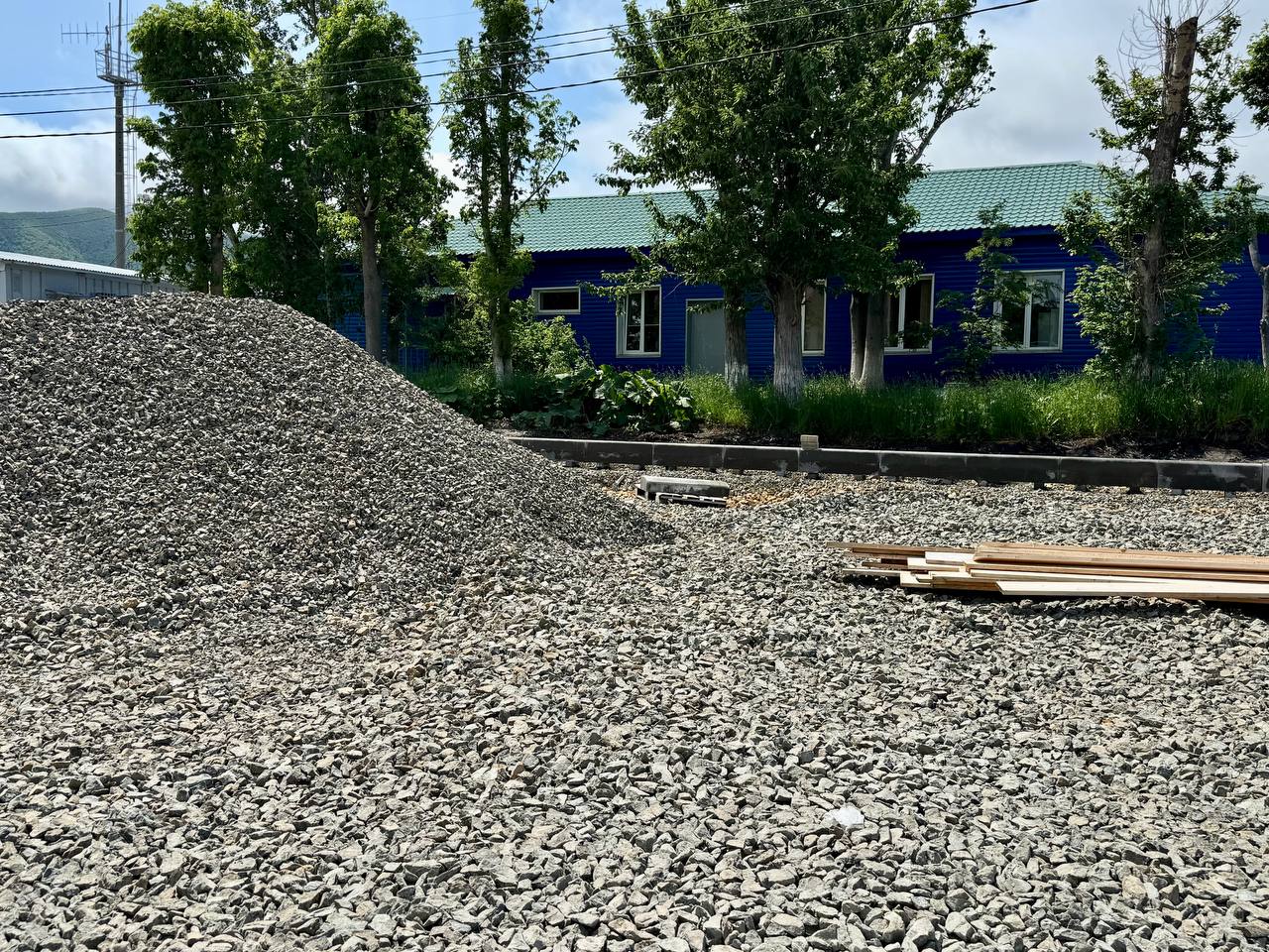 В Томари продолжается благоустройство привокзальной площади В прошлом году в рамках Всероссийского голосования по благоустройству жители района выбрали проект по привокзальной площади. И в этом году мы увидим обновленное пространство! На старой привокзальной площади отсутствует асфальтирование. Встречающим и сотрудникам РЖД, из-за отсутствия организованной парковки, зачастую негде поставить транспорт. Не организованы пешеходные транзиты и места отдыха для встречающих и провожающих. В рамках проекта эта проблема решена! Уже в этом году на привокзальной площади появится асфальтированная парковка с дорожной разметкой, место для маломобильных групп граждан, пешеходные дорожки, освещение, видеонаблюдение, скамейки и урны, озеленение, а также автобусная остановка и туалетный модуль. В связи с проведением работ проезд личного транспорта по территории временно закрыт. Отмечу, что подрядчик выполняет работы с опережением. Уже выполнена планировка территории, устройство оснований из щебня, устройство водоснабжения. На сегодняшний день идут работы по устройству бортовых камней. Подрядная организация - ИП Федоров А.А. Реализация проектов по модернизации общественных пространств в нашем районе проходит при содействии и под чутким контролем Губернатора Валерия Лимаренко.