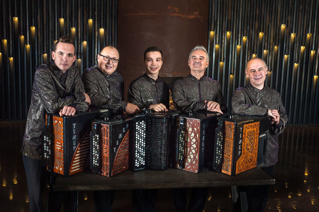 10 января в музее заповеднике А П Чехова Мелихово выступит ансамбль баянистов Русский тембр Коллектив представит программу По страницам музыкальной классики  И вот почему нельзя пропустить это событие Русский тембр образовался в 1982 году и является хранителем одного из самых последних комплектов тембровых баянов работы русского мастера самородка Николая Косорукова Тембровые баяны по своему звучанию напоминают голос какого либо духового инструмента Ансамбль успешно гастролировал по Швейцарии Германии Франции Голландии Италии Финляндии Греции Португалии Сербии Чехии неоднократно выступал перед президентами России и США главами европейских и азиатских стран В программе прозвучит популярная классическая музыка Приобрести билеты можно на нашем сайте Мелихово музейчехова новый год в мелихове русский тембр