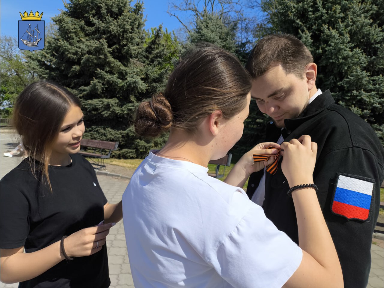 В Алешкинском округе школьники раздали Георгиевские ленты местным жителям Патриотическую акцию "Георгиевская лента" провели активисты Тарасовской школы и местного Дома культуры, а также волонтеры из Новой Маячки, Брилёвки и Счастливого. "Это не просто раздача ленточек, а возможность для молодого поколения лично напомнить землякам о подвиге наших предков. Каждая ленточка — это символ нашей памяти и уважения", — подчеркнули в Администрации округа. ПОДПИСАТЬСЯ НА ТАВРИЮ
