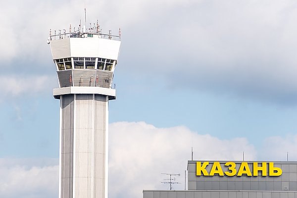 Новый терминал аэропорта Казани сможет обслуживать более 5,7 млн человек в год  Новый пассажирский терминал международного аэропорта Казань им. Габдуллы Тукая сможет обслуживать более 5,7 млн пассажиров в год. Об этом сообщает ТАСС со ссылкой на данные пресс-службы правительства России.  "Виталий Савельев ознакомился с ходом строительства нового пассажирского терминала международного аэропорта Казани.  В рамках подготовки к проведению саммита БРИКС в октябре 2024 года введен в эксплуатацию новый пассажирский перрон на 51 стоянку площадью 160 тыс. кв. м. Аэропорт продолжает развиваться, и в рамках реализации мастер-плана начаты работы по проектированию нового пассажирского терминала. Его пропускная способность составит более 5,7 млн пассажиров в год", – сообщили в пресс-службе кабмина по итогам визита вице-премьера правительства РФ Виталия Савельева в Республику Татарстан.  aviaru.net/n285924