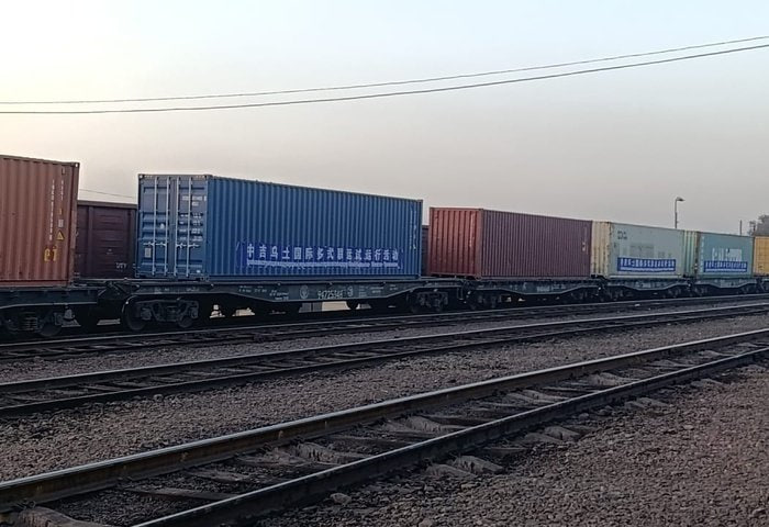 Страны Центральной Азии продолжают испытание Транскаспийского маршрута Страны региона запустили тестовый маршрут Китай Кыргызстан Узбекистан Туркменистан Азербайджан для развития транспортного взаимодействия и расширения международных логистических связей В рамках пилотного этапа была организована отправка четырёх 40 футовых контейнеров из Китая в направлении Азербайджана Контейнеры уже прибыли на станцию Ош в Кыргызстане Здесь их оформят и подготовят к дальнейшему пути По железной дороге они проследуют через Узбекистан Туркменистан и Каспийское море Конечная точка маршрута Азербайджан ℹ  Дальнейшая транспортировка будет осуществляться при сотрудничестве узбекской АО O ztemiryo lkonteyner ОАО Транспортно логистический центр Туркменистана и азербайджанской Alliance Multimodal Предполагается что время транзита от станции Ош до Баку составляет 12 календарных дней Сейчас страны Центральной Азии пытаются пересмотреть для себя маршруты все больше ориентируясь на инициативы Китая в рамках Транскаспийского коридора тем самым избегая маршрута через Россию ℹ  Ранее сообщалось о прошедшей церемонии запуска ветки грузоперевозок в китайском Кашгаре Кроме того между Центральной Азией и Китаем уже были открыты маршруты Цзиньхуа Алтынколь Назарбек несколько железнодоржных путей по Транскаспийскому маршруту а также ряд современных терминалов в Казахстане Узбекистан Кыргызстан Туркменистан Китай         ExpressAsia