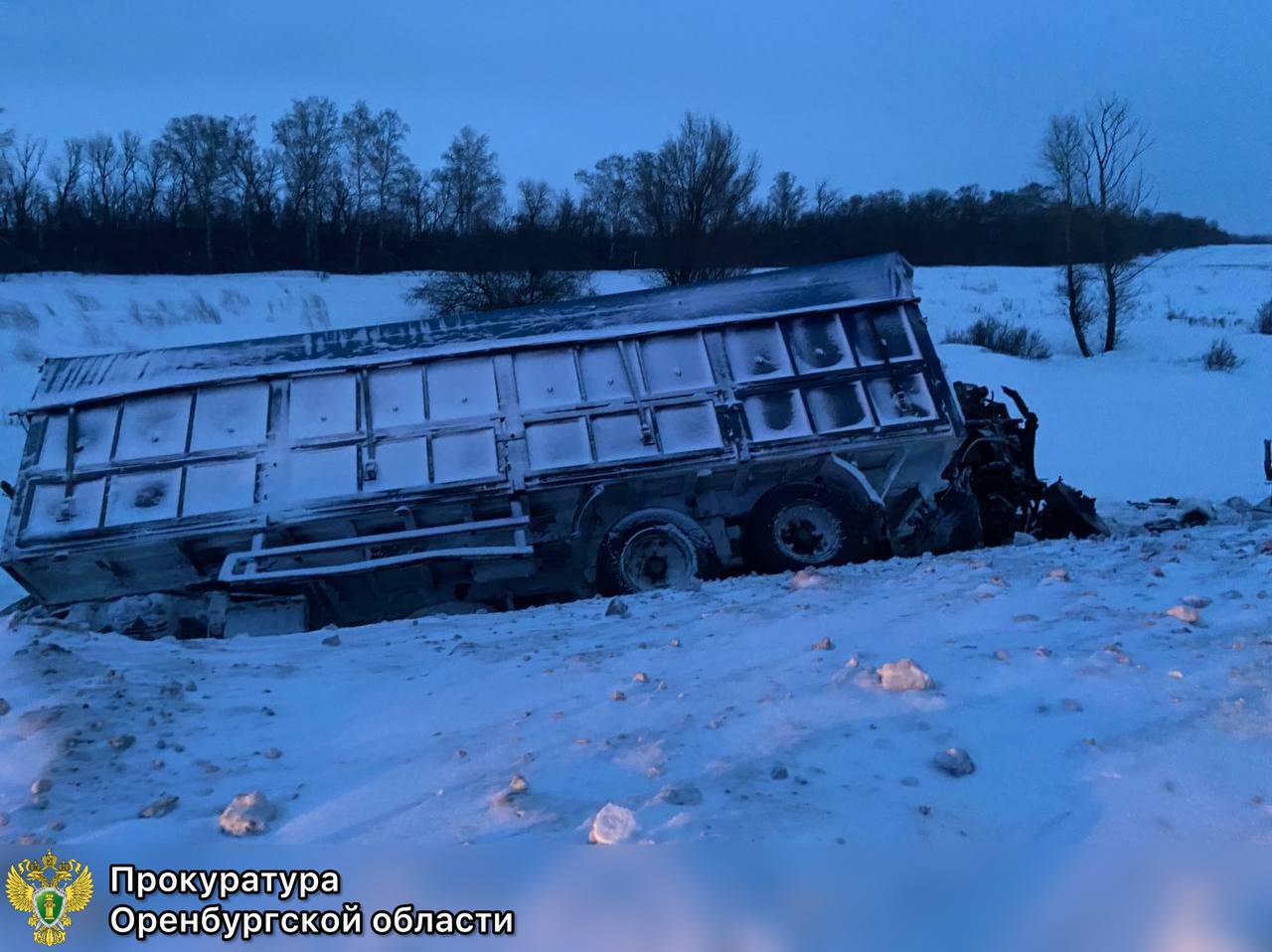 Прокуратура начала проверку по факту смертельного ДТП с грузовиком на трассе Оренбургской области 8 февраля около 17 10 в районе с Покровка Новосергиевского района столкнулись ВАЗ 2110 и КамАЗ 4 человека которые ехали в легковом автомобиле от полученных травм скончались На место выехал прокурор района На контроль взят ход доследственной проверки Урал56 Ру в MAX
