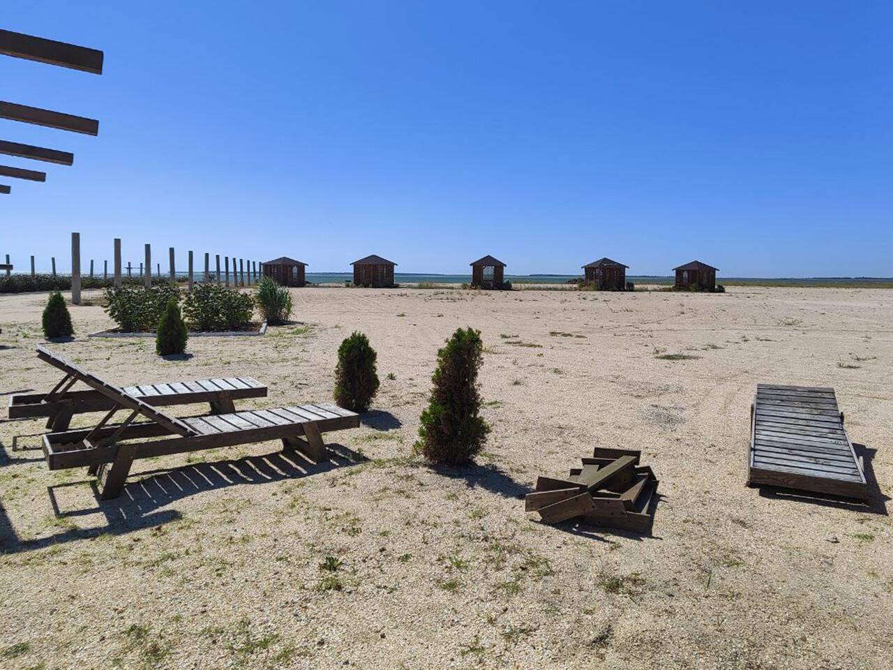 В Херсонской области по единой субсидии запустили три туристических проекта Три туристических проекта запустили в 2025 году благодаря единой субсидии сообщили ХАН в пресс службе регионального Минтуризма В полную силу в 2025 году заработали эко деревня Аскания Виладж кемпинг Ясная Поляна и кемпинг для инклюзивных детей на базе пансионата Ирбис в Скадовске отметили в пресс службе Также в уходящем году предпринимателям предоставили 113 млн рублей на развитие туризма по нацпроекту Туризм и гостеприимство На эти средства создается эко глэмпинг Морской оазис в Каланчакском округе и идет расширение кемпинга Ясная поляна в Геническом муниципальном округе