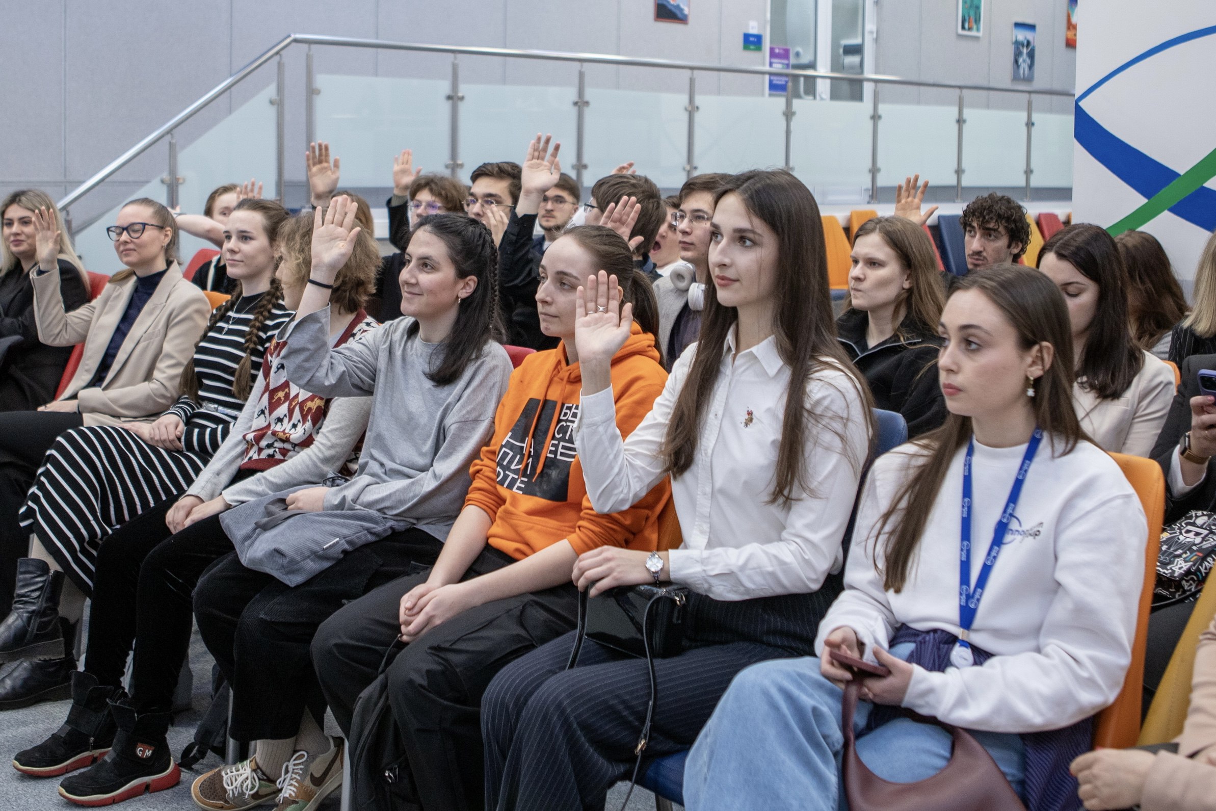 КОНКУРС СИСТЕМА ОХВАТИЛ 20 ТЫСЯЧ СТУДЕНТОВ РОССИИ В рамках Стипендиального конкурса Система состоялся этап открытых презентаций 226 студентов из 102 вузов представили свои авторские проекты разработанные с учетом реальных потребностей работодателей в 9 тематических номинациях Эксперты АО БЭСК Центра водородной энергетики АФК Система и холдинга ЭРСО оценивали проекты в номинации Технологии в энергетике и электротехнике Для холдинга ЭРСО Стипендиальный конкурс это возможность оценить кадровый потенциал будущих специалистов и выстроить ранний контакт с мотивированной молодежью Проекты представленные участниками показывают интерес к развитию электроэнергетики и готовность предлагать решения которые могут быть востребованы в отрасли отметил Яков Толубеев директор по производству АО ПК ХК ЭЛЕКТРОЗАВОД Стипендиальный конкурс один из этапов Стипендиальной программы Система Целью Программы является поддержка учащихся вузов разрабатывающих практические решения для высокотехнологичных отраслей экономики Всего в Программе участвуют 20 382 студента из 51 региона России