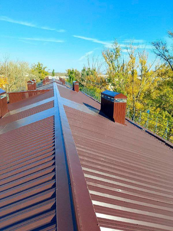 Ставропольцы завершили восстановление крыш домов в Стаханове Ставропольский край по поручению губернатора Ставрополья Владимира Владимирова продолжает оказывать поддержку подшефному Стаханову Одно из ключевых направлений капитальный ремонт кровли многоквартирных домов Специалисты министерства ЖКХ Ставрополья приняли работы на трёх объектах В Стаханове на проспекте Ленина в Ирмино на улице Стаханова в Алмазной на улице Авроры Помощь в восстановлении инфраструктуры на подшефных территориях помогает формировать комфортные условия для жизни рассказал министр жилищно коммунального хозяйства Ставропольского края Александр Рябикин