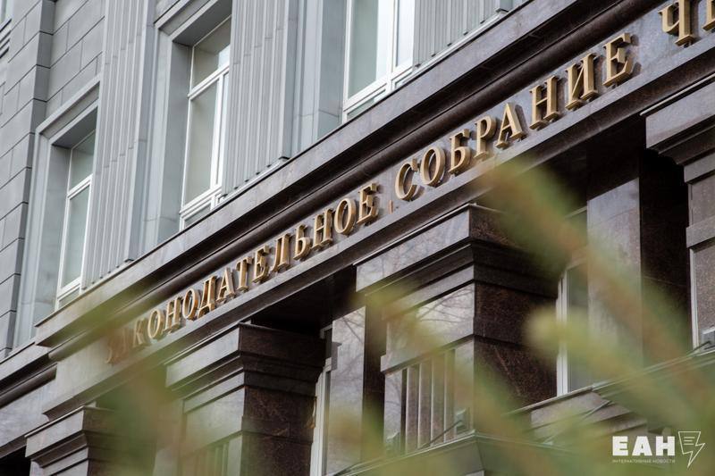 Челябинских депутатов будут штрафовать за прогулы заседаний В Челябинской области приняли изменения касающиеся порядка работы депутатов Вопросы рассмотрели на последнем заседании заксобрания седьмого созыва С депутатами которые войдут в новый состав ЗСО не будут заключать трудовые договоры Основанием для исполнения полномочий на постоянной основе будет являться соответствующее постановление заксобрания Один раз в год депутат может не присутствовать на заседании комитета президиума или ЗСО без уважительной причины В случае повторного прогула ему грозит наказание размер денежной выплаты за месяц уменьшится на четверть Пропуск депутатом осуществляющим полномочия на постоянной основе заседаний комитета президиума заксобрания в течение одного месяца без уважительных причин является основанием для принятия постановления о прекращении исполнения полномочий на постоянной основе добавили в пресс службе ЗСО Председатель областного парламента Олег Гербер напомнил депутатам что срок их полномочий прекращается со дня начала работы заксобрания нового созыва Выборы в ЗСО стартуют завтра Они продлятся три дня до воскресенья eanews ru Подписаться Прислать новость novosti chelyab bot