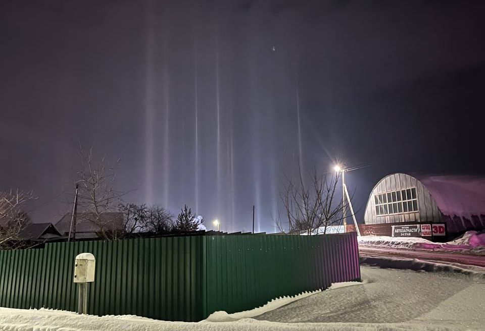 Ледяное чудо над Смолевичами в небе появились редкие световые столбы В ночь с 10 на 11 января жители Смолевичей и окрестностей стали свидетелями захватывающего атмосферного явления в морозном небе ярко горели загадочные вертикальные столбы света Для появления световых столбов необходимо совпадение двух ключевых условий Сильный мороз В ночь наблюдения температура действительно опускалась значительно ниже нуля Высокая влажность воздуха В атмосфере присутствовали микроскопические ледяные кристаллы в форме шестигранных плоских пластинок или столбиков Эти кристаллы медленно падают в безветренную погоду ориентируясь горизонтально Проходя сквозь этот ледяной туман свет от фонарей прожекторов или других источников отражается от граней кристаллов Находясь на разной высоте они работают как миллионы крошечных зеркал создавая для нашего глаза иллюзию единого яркого столба уходящего в небо Подпишись Минская правда MLYN by