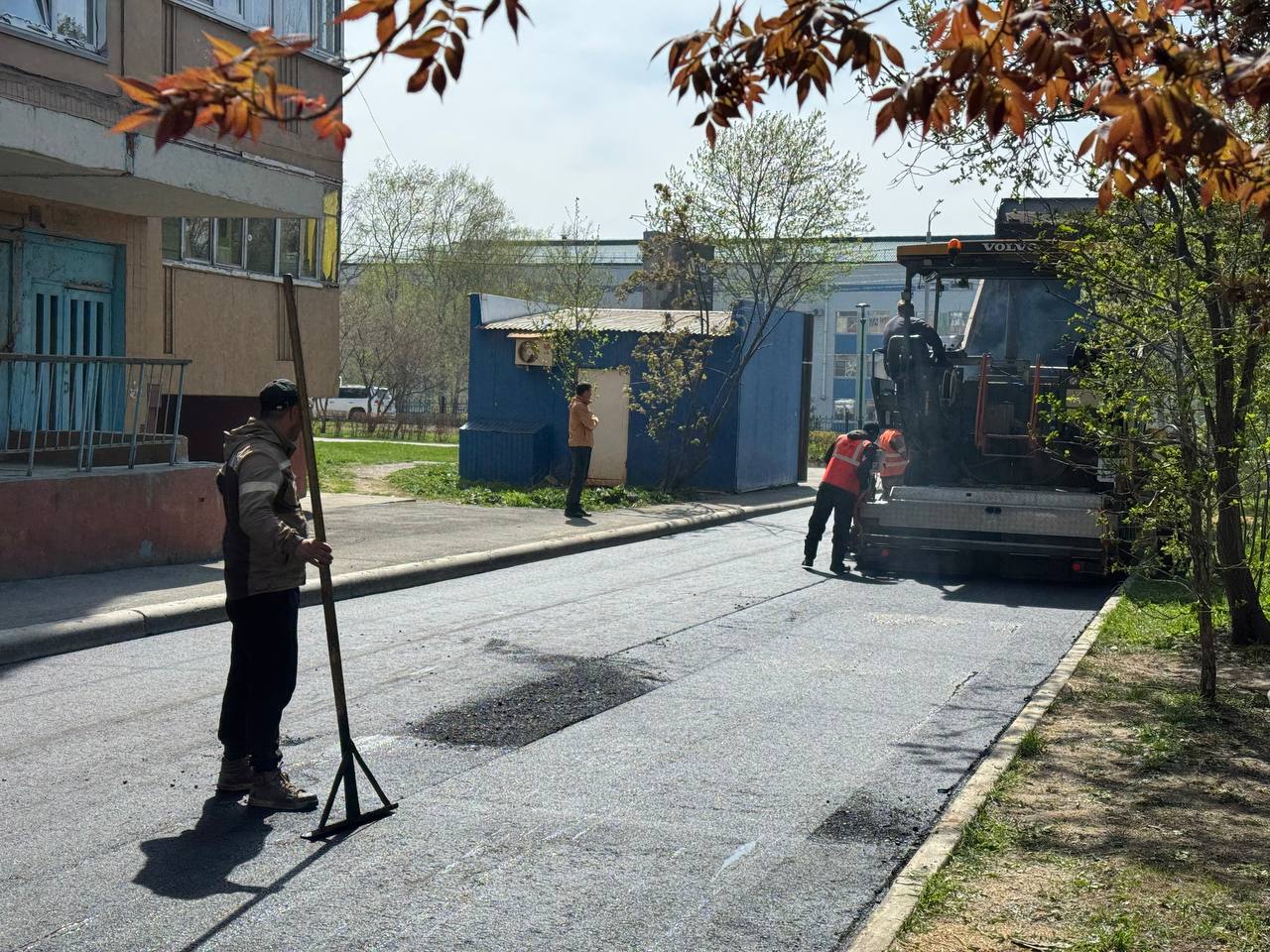 Специалисты "РВК-Сахалин" завершили благоустройство территорий, поврежденных во время строительных и аварийных ремонтных работ на объектах водоснабжения и водоотведения по адресу пр.Мира, 375. Сегодня планируют завершить работы по пр.Мира, 365 а. Всего в этом года компания планирует заменить 12,4 км сетей водоснабжения и 5,4 км сетей водоотведения. На каждом объекте благоустройство будет полностью восстановлено. «Работы по восстановлению нарушенного при ремонте и строительстве сетей благоустройства возможно проводить только при наступлении теплой и сухой погоды. Поэтому в предстоящие летние месяцы специалисты компании и подрядные организации завершат восстановление на тех локациях города, где еще зимой и ранней весной велись как аварийные, так и плановые работы. Они важны, чтобы системы жизнеобеспечения южносахалинцев работали без сбоев. Параллельно работаем и по «летним» объектам. Восстановление благоустройства – обязательное требование», - рассказал директор по капитальному строительству «РВК-Сахалин» Андрей Еремеев.