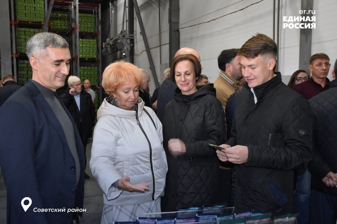 ‍  В Советском районе отремонтируют школы и построят детский сад   Об этом сообщил спикер краевого парламента и лидер алтайских единороссов Александр Романенко по итогам Дней АКЗС в Советском районе.      В селе Сетовка депутаты посетили школу, которая остро нуждается в капитальном ремонте. Строительно-ремонтные работы планируют начать в 2025 году.   «В Советском районе долго не приступали к ремонту объектов образования, поэтому накопилось немало проблем. Федеральная программа, направленная на модернизацию школ, а теперь и детских садов, помогает нам начать решать эти проблемы», - отметил Александр Романенко.  Помимо Сетовской школы будет отремонтирована школьная крыша в селе Советское и начнется строительство детского сада в селе Шульгин Лог.   Парламентарии посетили крупные предприятия Советского района - завод «Алтайская крупа»  агрохолдинг «Гудвилл»  и «ПБК Шульгинский», взяли в работу проблемные вопросы.   Напомним, День АКЗС – это комплексное выездное мероприятие, направленное на улучшение взаимодействия краевого парламента с муниципалитетами.