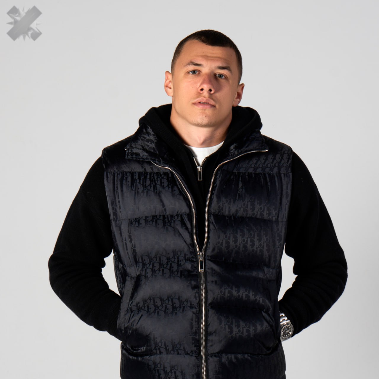 Макан пропал из воинской части на все новогодние каникулы По информации СМИ рядовой Андрей Косолапов уехал из воинской части под самый Новый год и объявился только 12 января хотя по уставу срочникам обычно дают максимум трое суток отдыха и не чаще двух раз в месяц Чтобы сослуживцы не возмущались особому отношению к звезде Макан организовал доставку пиццы для военнослужащих служба службой а праздники по расписанию Макан даже в армии кто НМШ