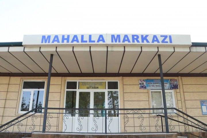 ‍ В Узбекистане председатель махалли домогался до 17-летней девушки прямо на работе   Инцидент произошёл в Маргилане в здании махалли. 48-летний мужчина пытался оправдаться тем, что хотел «помочь» девушке, показав ей физические упражнения для спины и роста.  Обвиняемый также подчеркнул, что у него «хорошие интимные отношения с женой», выразил сожаление о случившемся и попросил суд о снисхождении.  Суд признал мужчину виновным по статье за сексуальные домогательства и назначил наказание в виде 4 суток ареста.