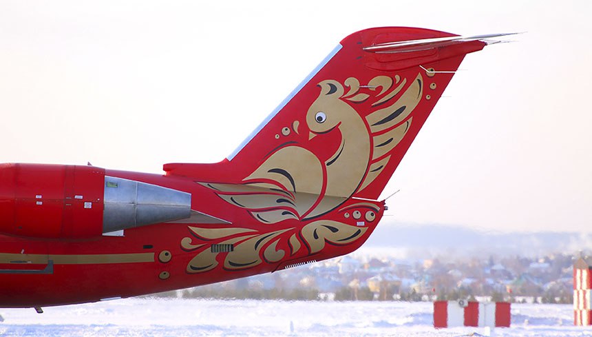 В зимние каникулы авиакомпания РусЛайн запустит прямые разовые рейсы из Перми в Ярославль и Сухум Борт небольшой рассчитан всего на 50 пассажиров а значит билеты разберут быстро Вылеты по направлению Пермь Ярославль Пермь запланированы на 6 и 8 января а в Сухум и обратно на 3 4 10 и 11 января Стоимость билета в одну сторону до древнерусского города начинается от 3 500 рублей и примерно за 8 5 тыс можно улететь в Абхазию В полётной программе следующего года мы планируем увеличить частоту рейсов на направлениях Екатеринбург Нижневартовск Томск и Екатеринбург Белоярский Будет возобновление рейсов Нарьян Мар Пермь с января по понедельникам и пятницам комментируют в руководстве авиакомпании      Подписаться на Properm ru