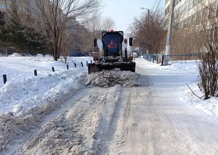 С улиц Красноярска за выходные вывезли больше 5 тысяч кубометров снега  В субботу и воскресенье дороги чистили 146 единиц техники.  Как сообщают в САТП, в выходные дорожники чистили улицы Калинина, Брянскую, Алексеева, Свердловскую, Дубровинского, Вавилова, Юности, Тотмина, Королёва и другие.  К ликвидации последствий снегопада и метелей, обрушившихся на Красноярск на минувшей неделе, привлекли и автогрейдеры. Они убирали слежавшийся снег и грейдировали обочины на улицах Тобольской, Электриков и Сибирской.  Сегодня, 17 февраля, на уборку вышли 76 единиц техники и 137 дорожных рабочих.  Фото: специализированное автотранспортное предприятие  САТП